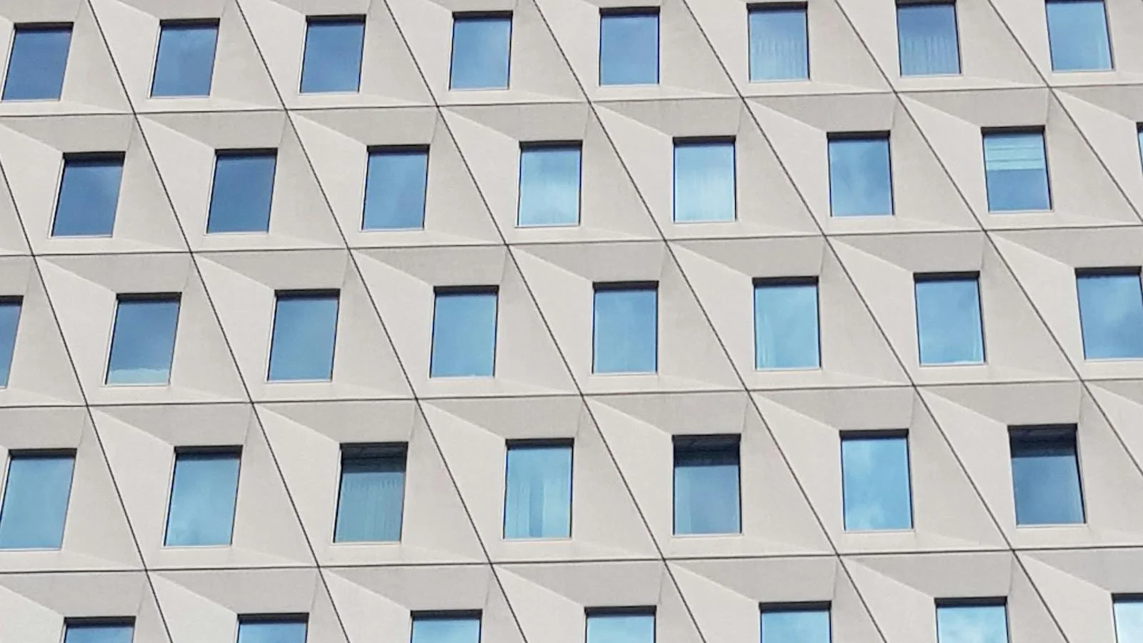 Fenêtres modernes PVC alu et bois sur façade de maison