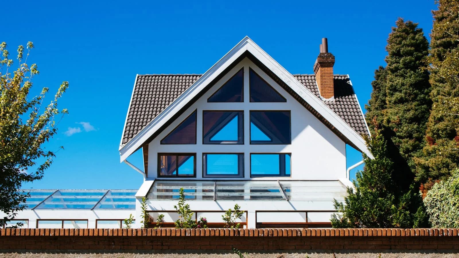 Fenêtre triple vitrage moderne sur façade contemporaine